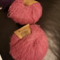 Kundbild DROPS Brushed Alpaca Silk garn - 25g - Ljung (08): Det är jätte bra kvalitet och färg.
