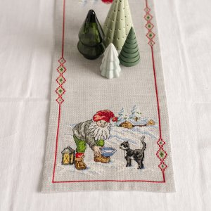 Broderingskit tomte och katt - löpare 20x55 cm Broderingskit tomte och katt - löpare 20x55 cm