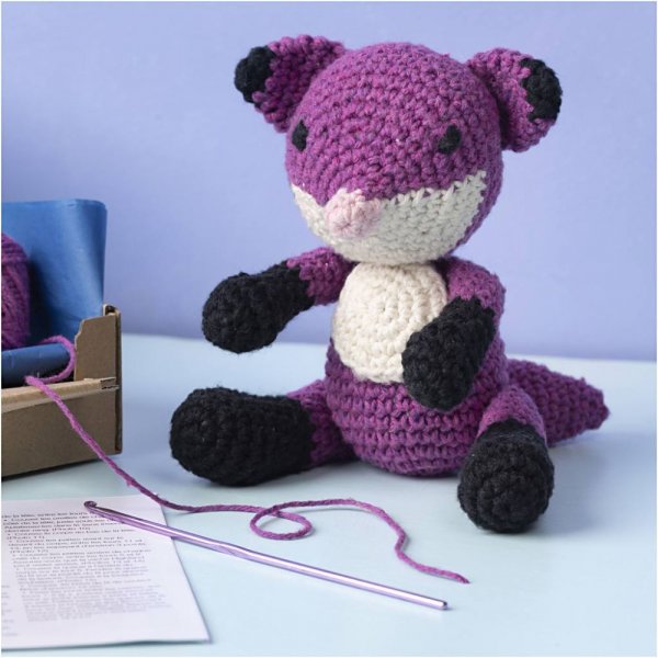 DIY kit amigurumi r�v sort og blomme - 1 pakke.