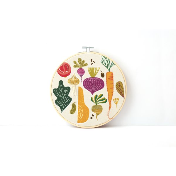 Broderikit grönsaksland med ram Ø20 cm Broderikit grönsaksland med ram Ø20 cm