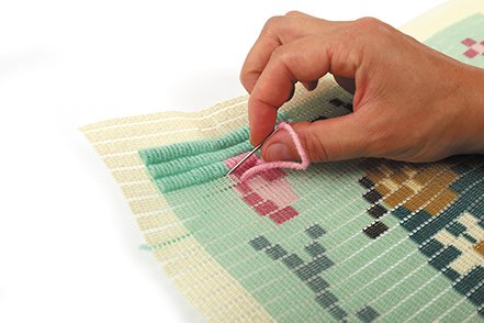 Broderikit med fj�rilsdesign i canvas