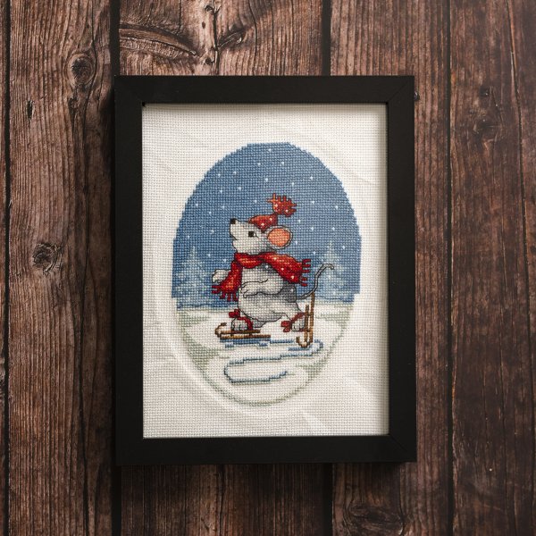 Broderingskit mus p� skridskor - tavla 13x18 cm