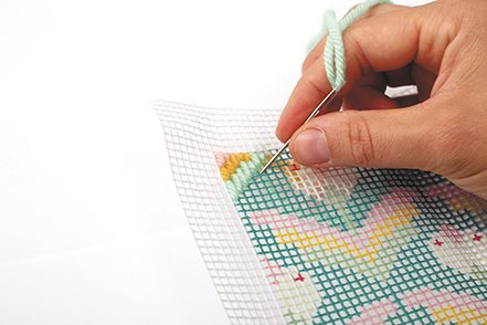 Broderikit med tropiska blommor p� canvas