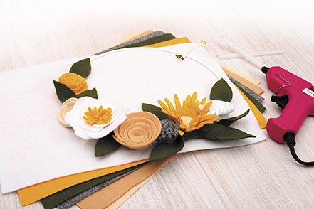 Pysselkit i filt � blomsterkrans
