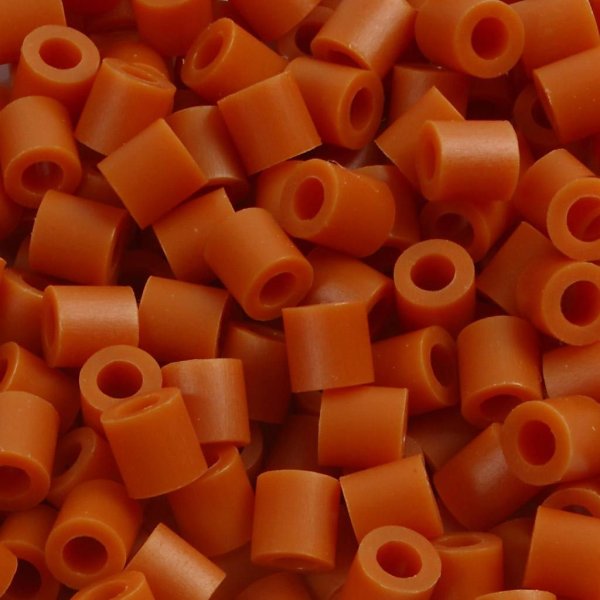 Rörpärlor NABBI medium 5x5 mm Kola brun 1100 st Rörpärlor NABBI medium 5x5 mm Kola brun 1100 st