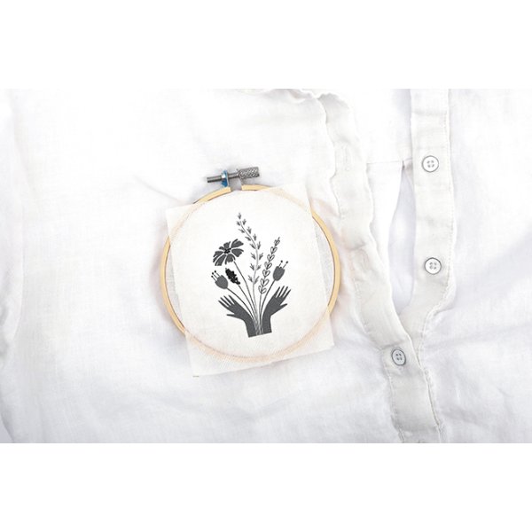 Broderikit f�r kl�der med v�xtmotiv